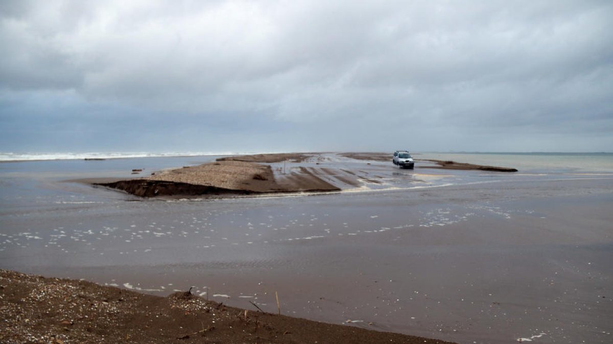 Las «micro-roturas» por el temporal mantienen cortada la barra del Trabucador