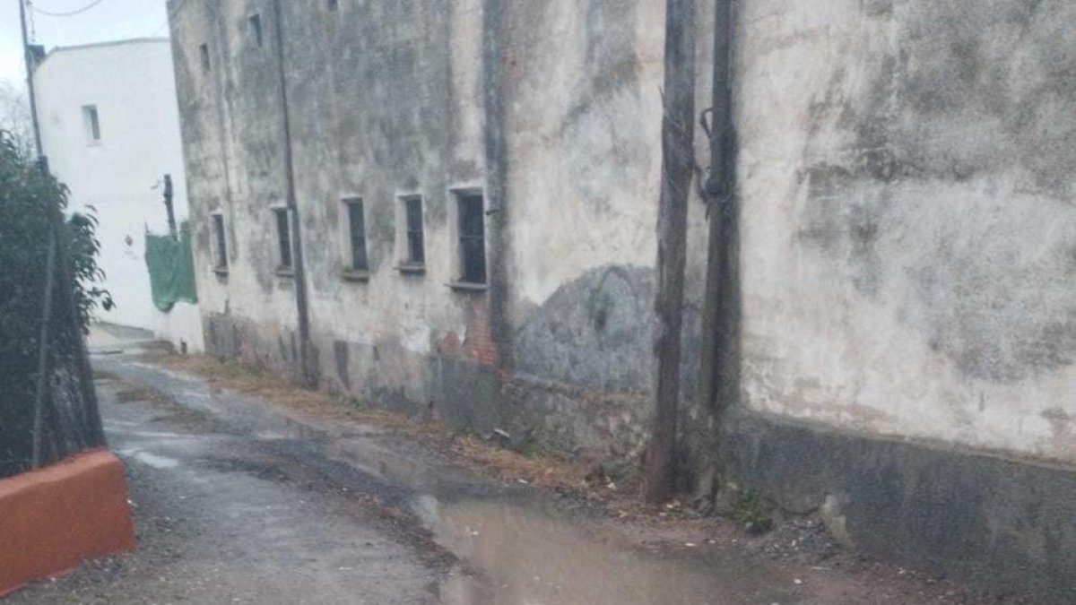 «El asfalto agrava el problema de las inundaciones en el camino Pedra Estela de Reus»