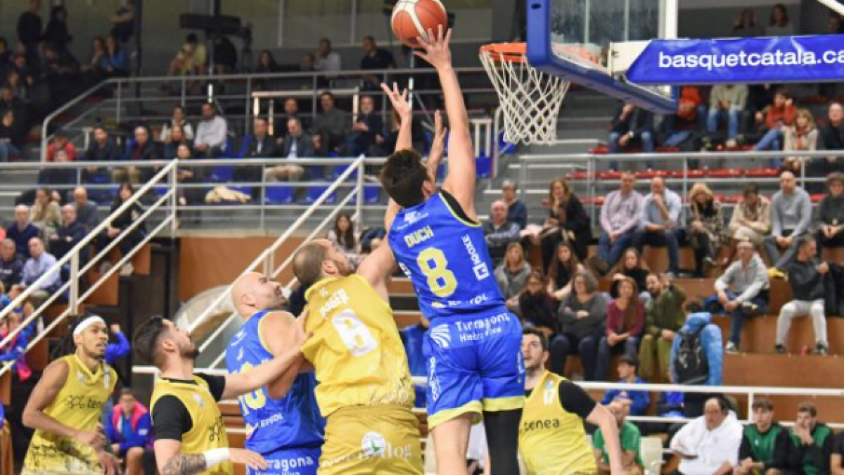 Adri Duch gana un rebote en un partido del CBT.
