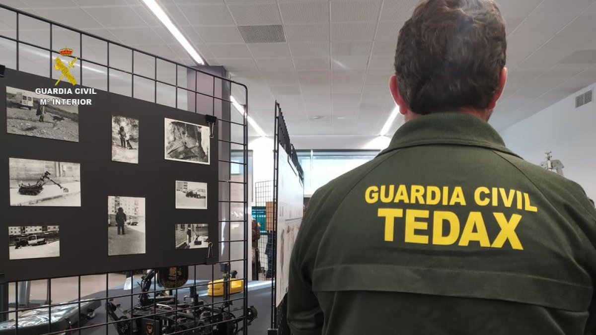 Una exposición celebra los 50 años del Servicio de Desactivación de Explosivos de la Guardia Civil