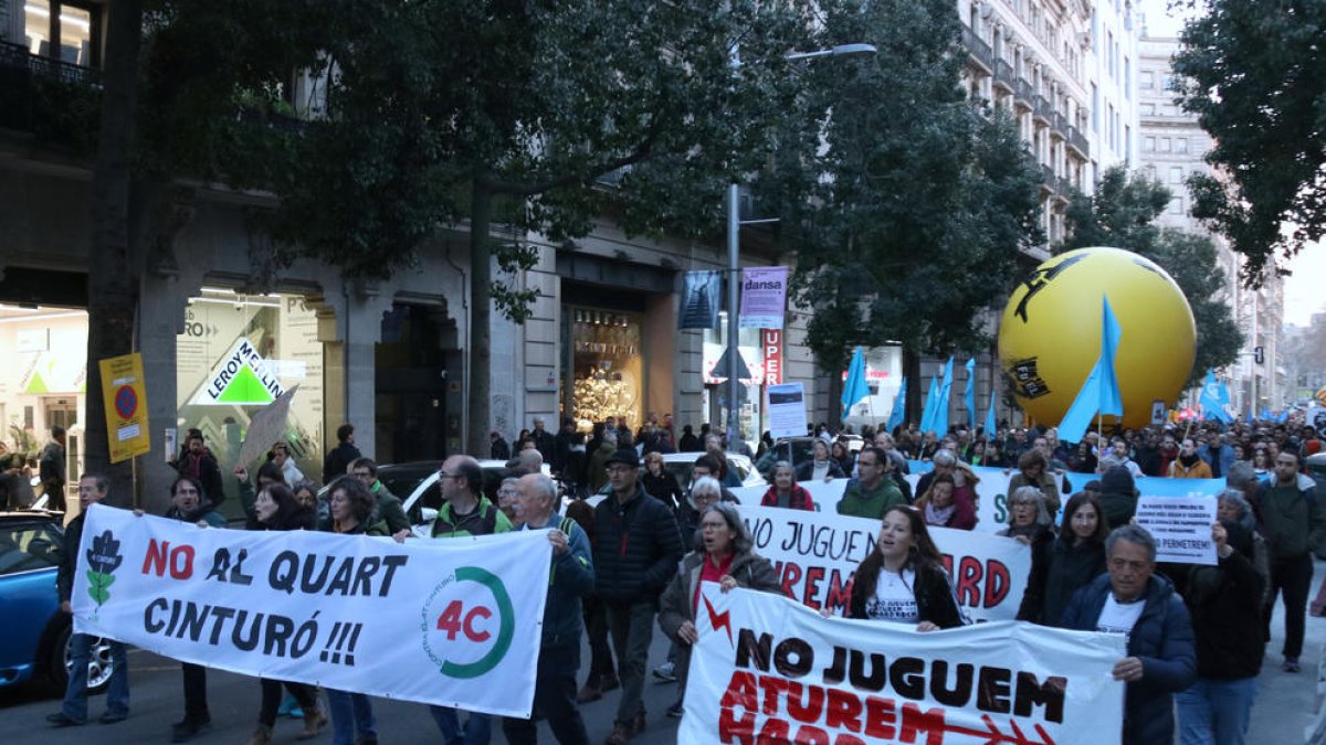 Miles de personas claman en Barcelona en contra del Hard Rock, el Quart Cinturó y la ampliación del Prat