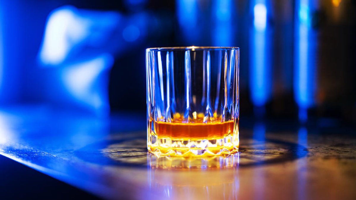 Implantan un chip a un paciente alcohólico chino que inhibe el impulso de beber