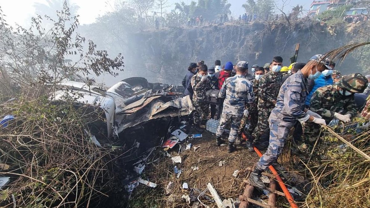 Almenys 25 morts després d'estavellar-se un avió amb 70 passatgers a Nepal