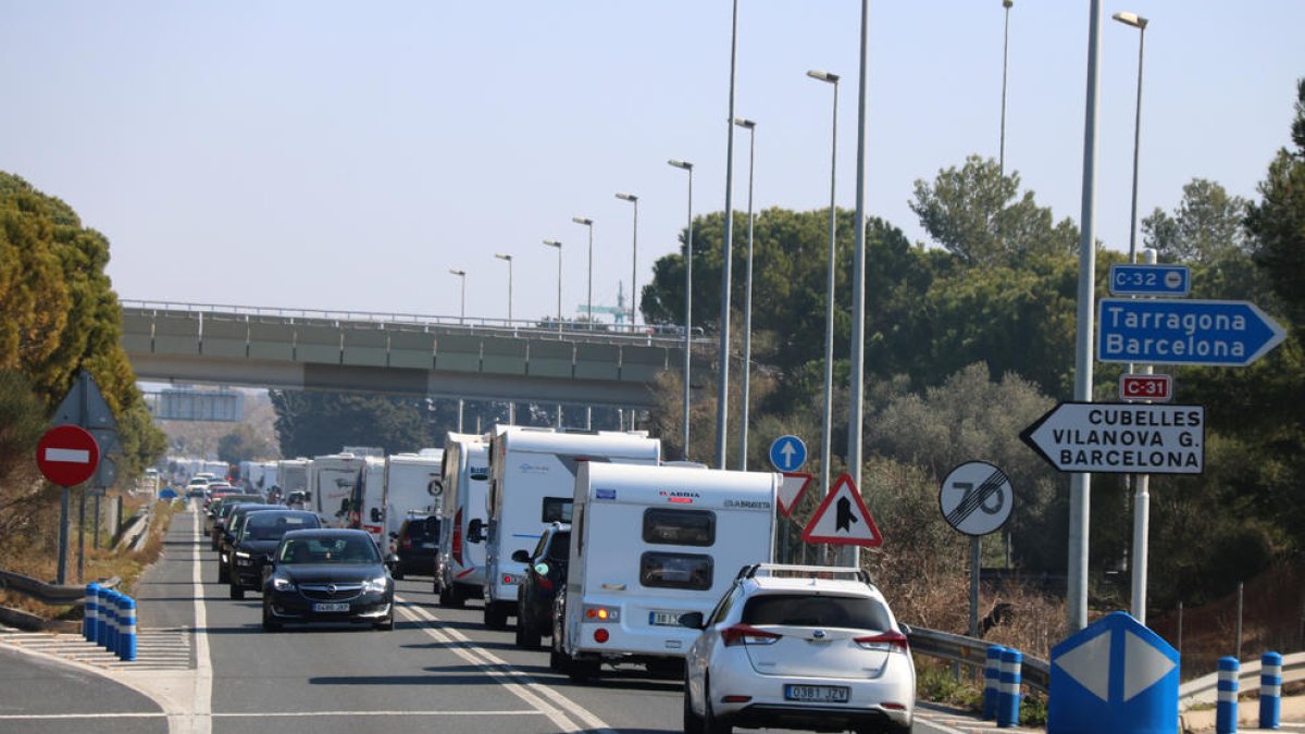 Prop de 150 autocaravanes denuncien la «discriminació» que pateixen en una marxa lenta per la Costa del Garraf