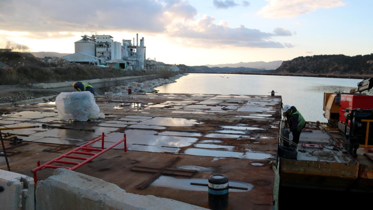 Finalizan las obras de descontaminación del pantano de Flix dos décadas después