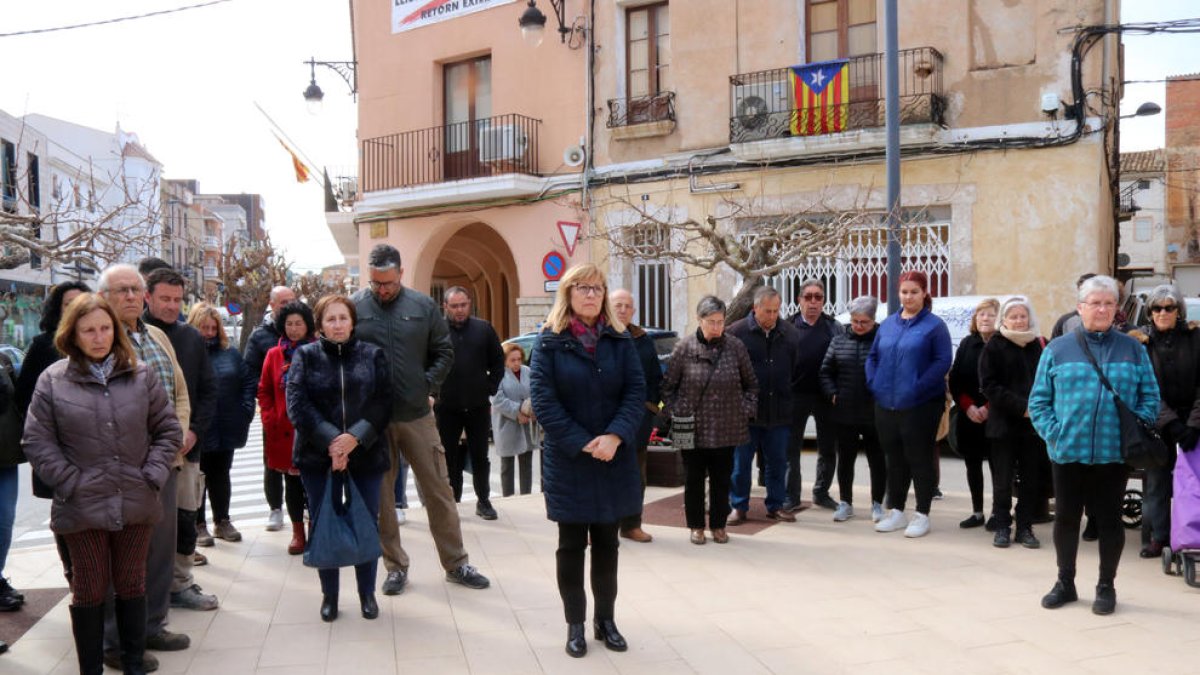 Vecinos del Perelló hacen tres minutos de silencio para los tres jóvenes muertos en un accidente