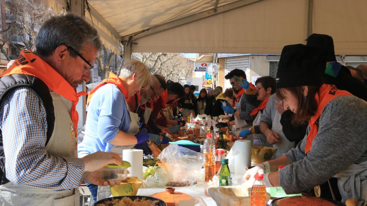 La Xatonada del Vendrell alarga la programación dos días y reparte 1.500 raciones en una edición postpandemia