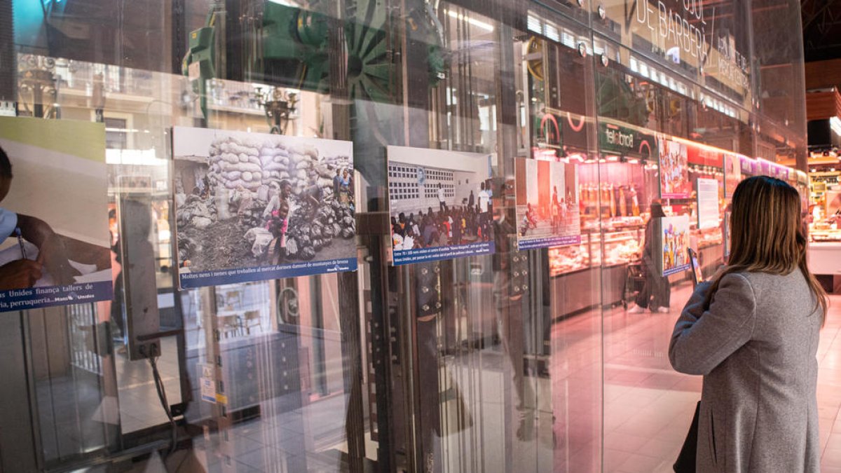 El Mercat Central acull una mostra fotografica sobre l'explotació infantil a Benin