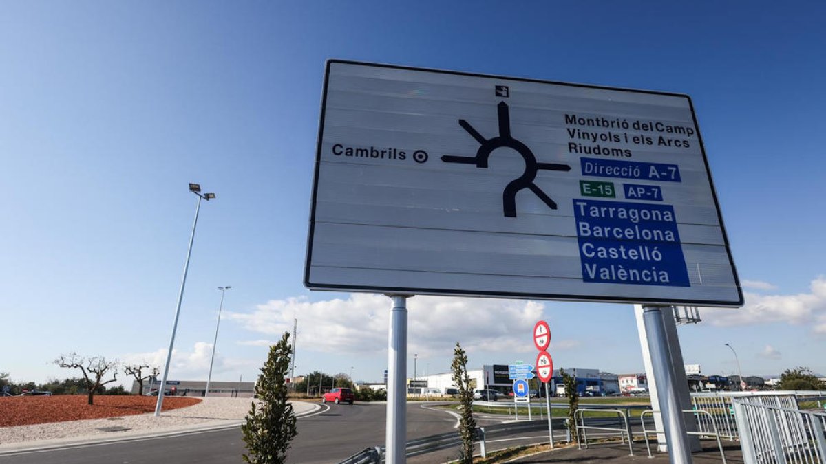 Finalitza la construcció de la rotonda entre la carretera T-312 i l'AP-7 a Cambrils