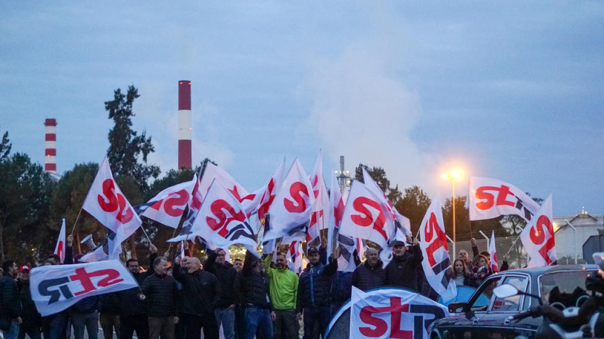 Trabajadores de Repsol protestan en Tarragona por falta de personal