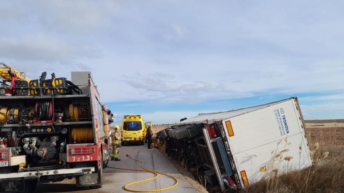 Bolca un camió a la carretera de la platja del Trabucador