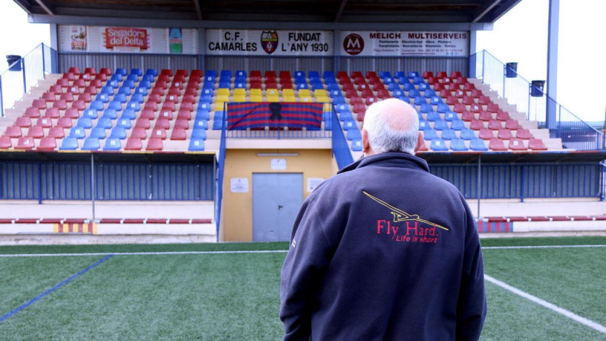 El CF Camarles, on militaven les tres víctimes mortals de l'accident del Perelló, atura l'activitat