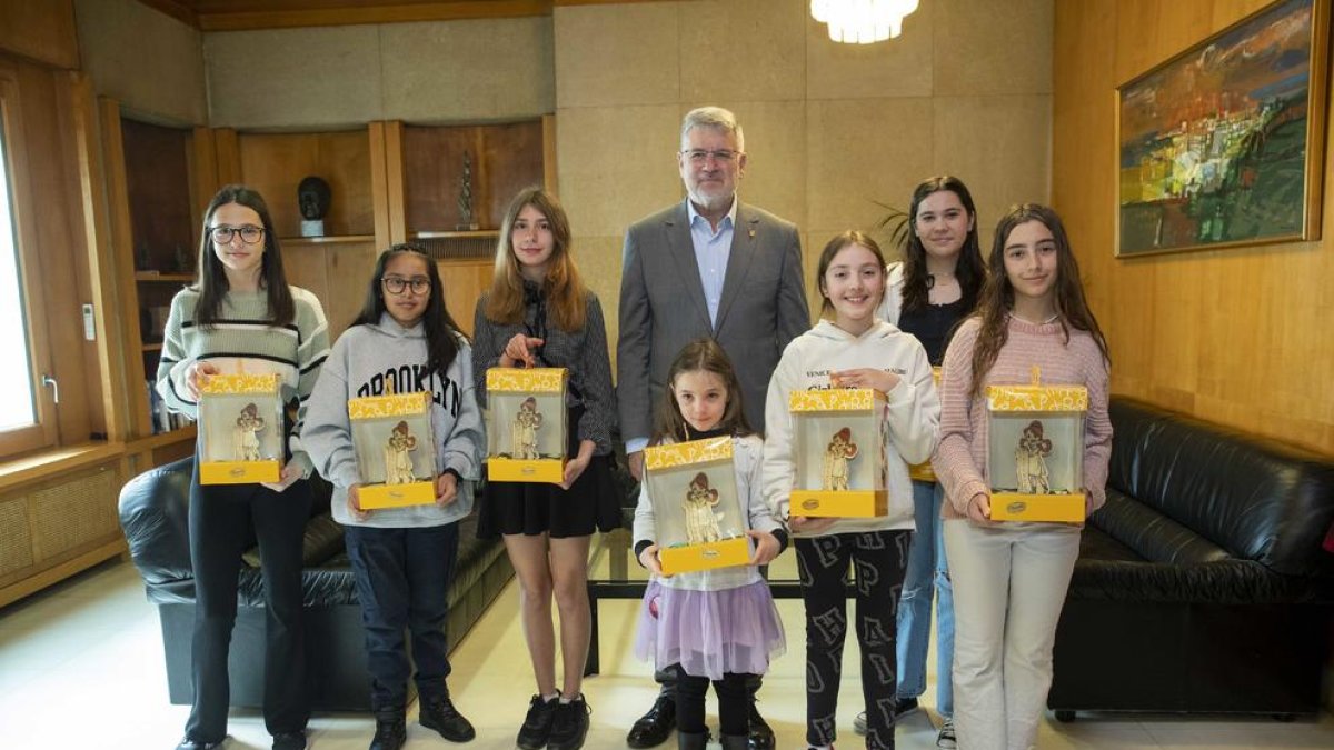 Tarragona lliura les mones de Pasqua a les nenes que es diuen Tecla