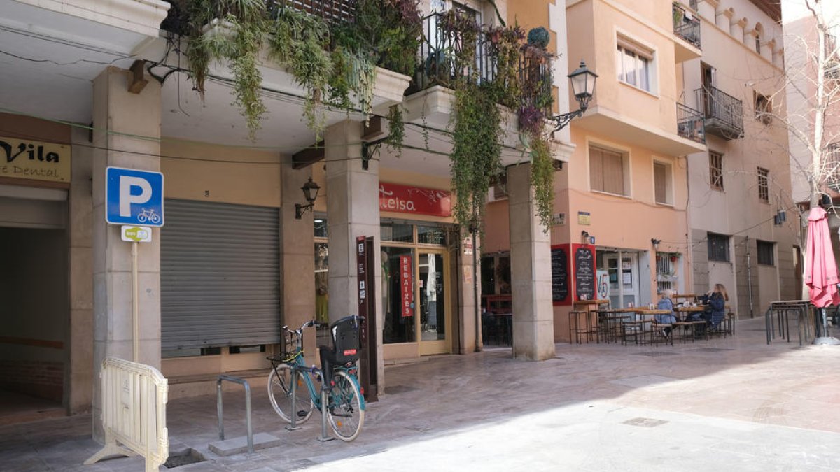 Retiren el punt de recàrrega de vehicles de la plaça de la Vila de Cambrils