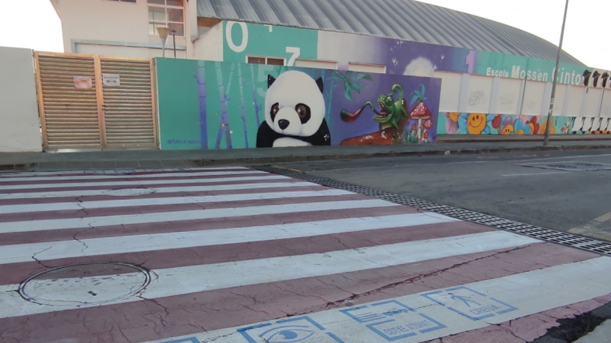 Calafell rotula pasos de peatones con pictogramas para niños autistas