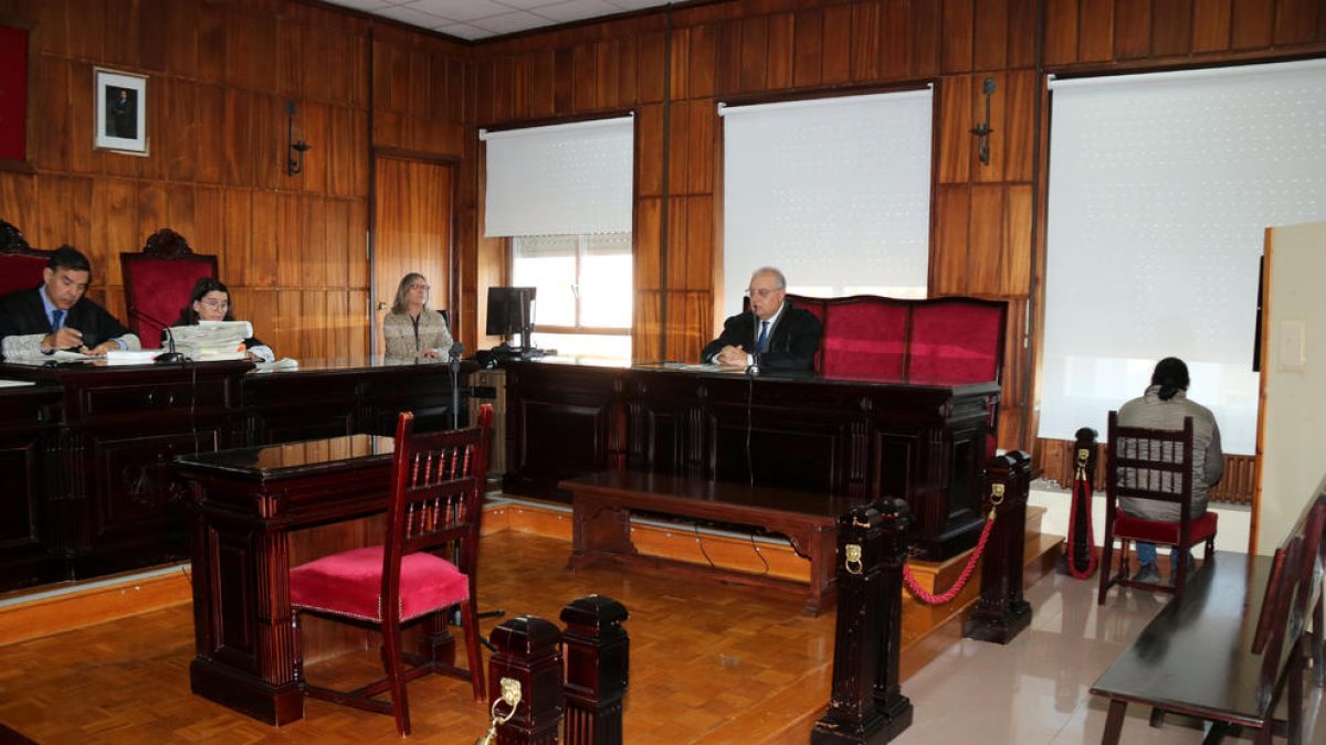 Suspès el judici contra un home acusat d'intentar matar la seva mare als Pallaresos