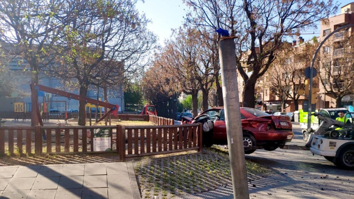 Lleida: Encasta el cotxe en un parc infantil en intentar fugir de la Guàrdia Urbana i dona positiu en alcohol i drogues