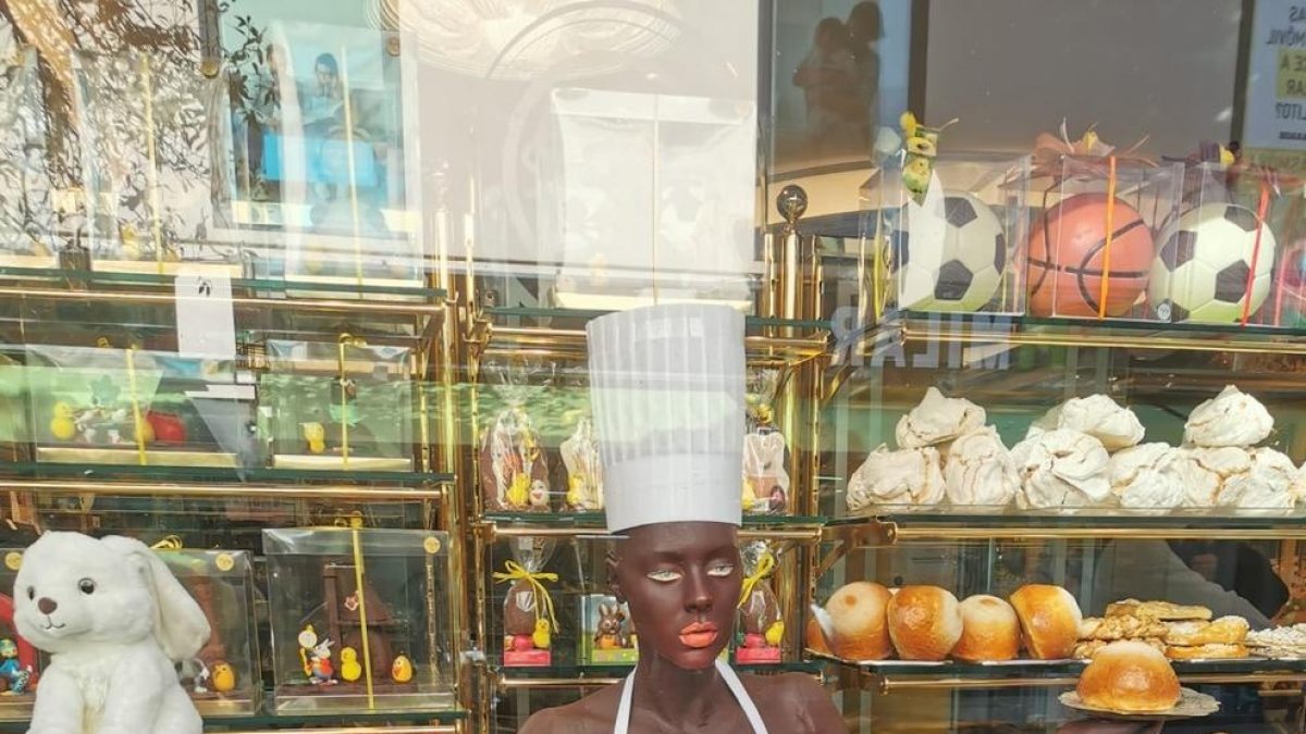 Retiren una mona acusada de ser racista d'una pastisseria de Sant Cugat del Vallès
