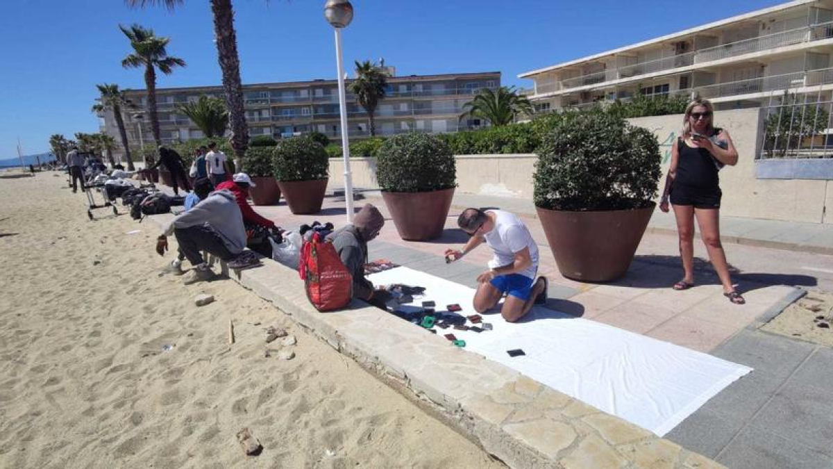 Varios manteros en el paseo de Cambrils.