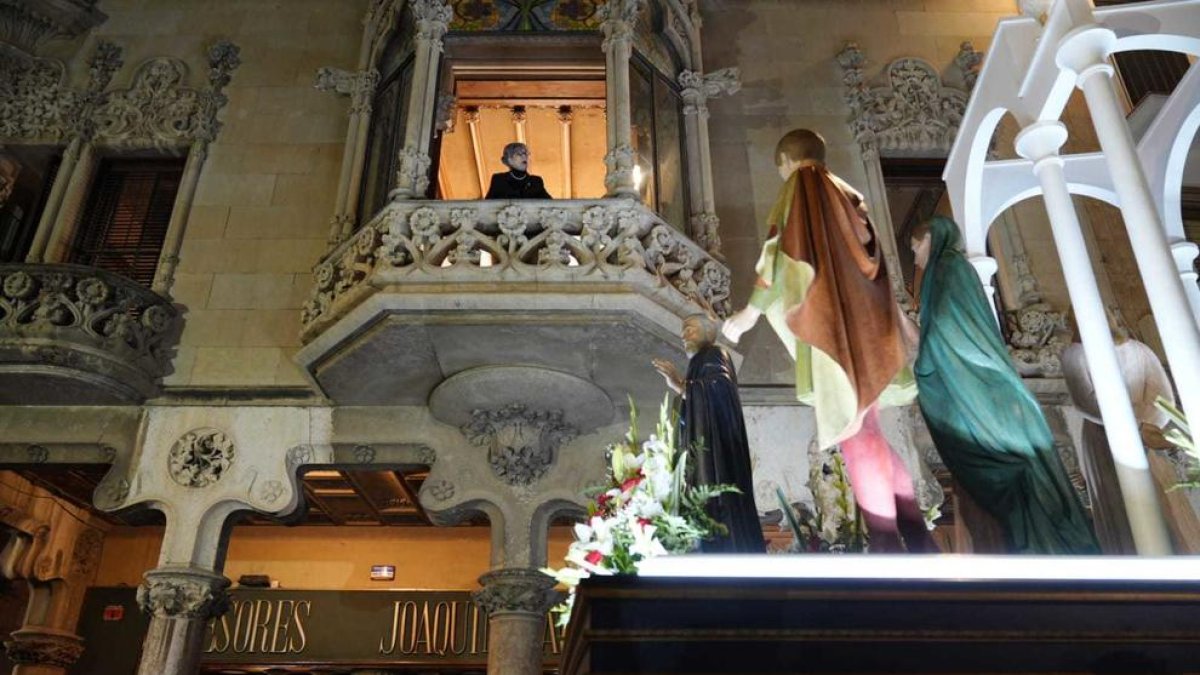 El pas de l'Ecce Homo s'eleva cap al cel carregat sobre les espatlles