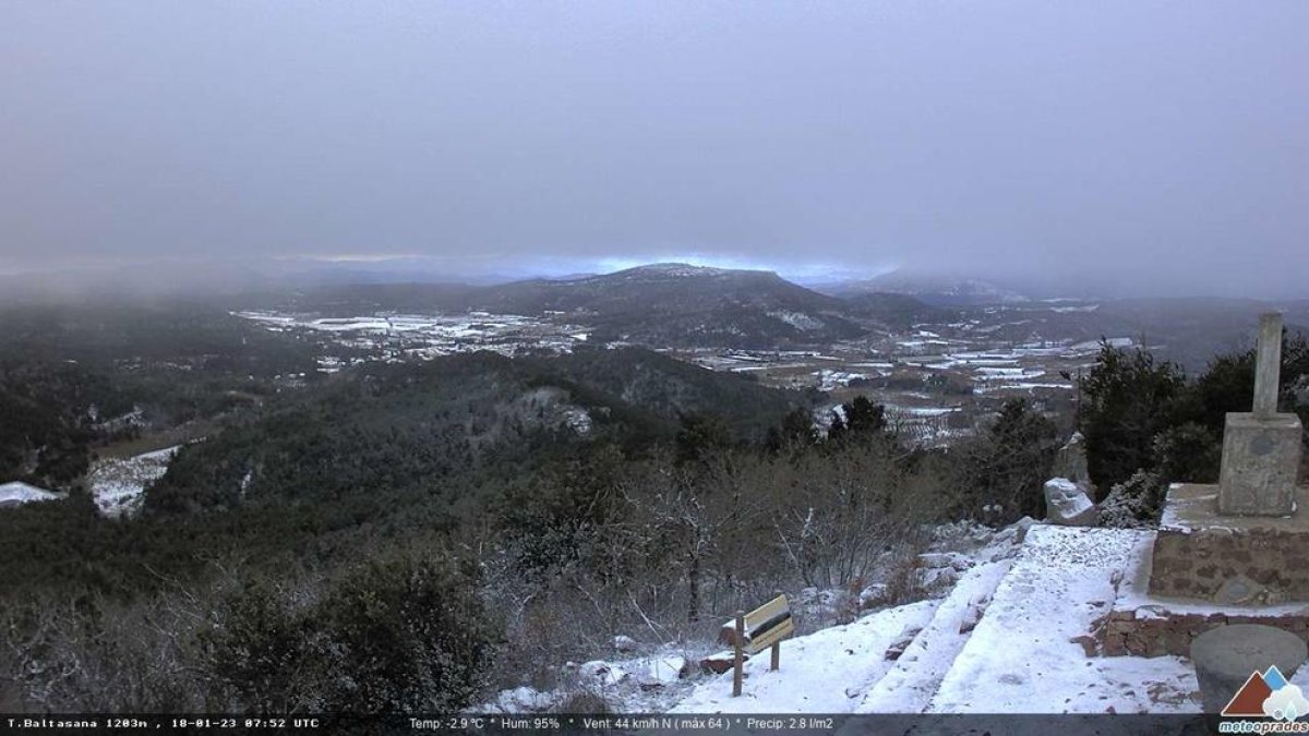 Las montañas de Prades se despiertan teñidas de blanco