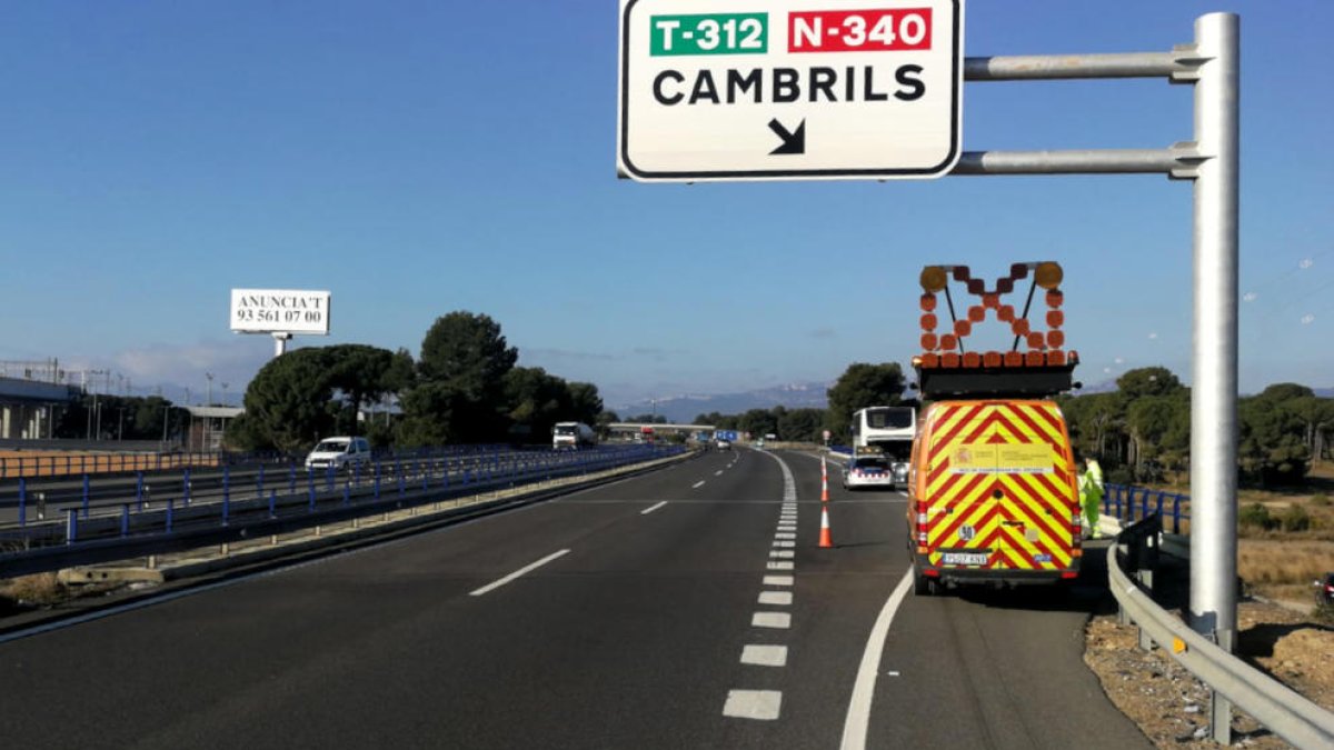 Los Mossos resguardan a 42 alumnos después de que su autocar se averiara en la AP-7 en Cambrils