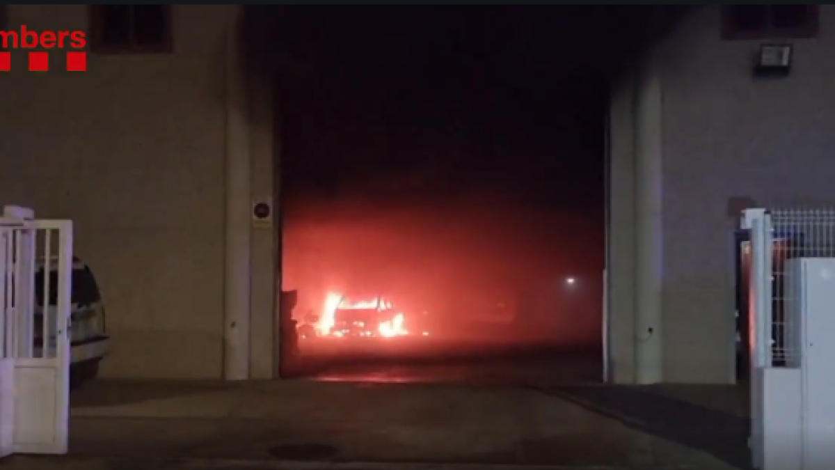Cremen diversos vehicles en una nau industrial a Sant Jaume dels Domenys