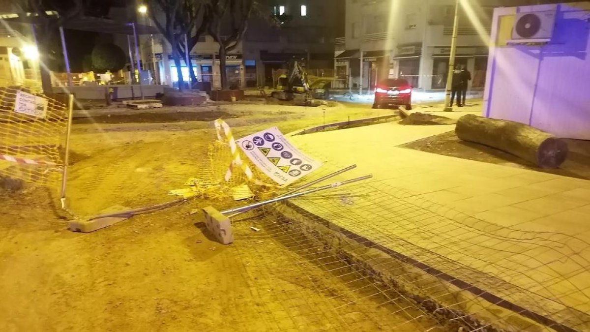 Un conductor bebido causa daños en las vallas de la plaza de Catalunya de la Torre