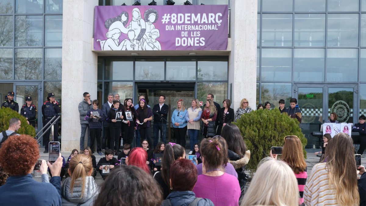 L'alumnat dels instituts protagonitza l'acte del Dia Internacional de les Dones de Cambrils