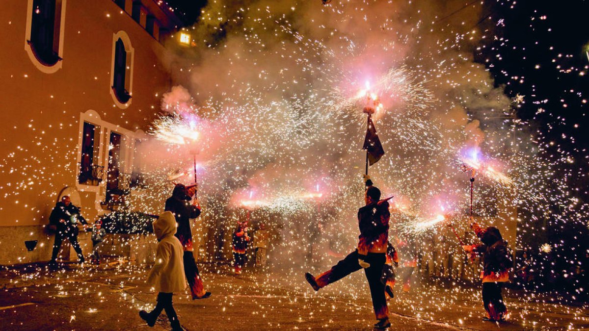 Els Pallaresos vive San Sebastián con correfoc, pasacalles, baile y humor