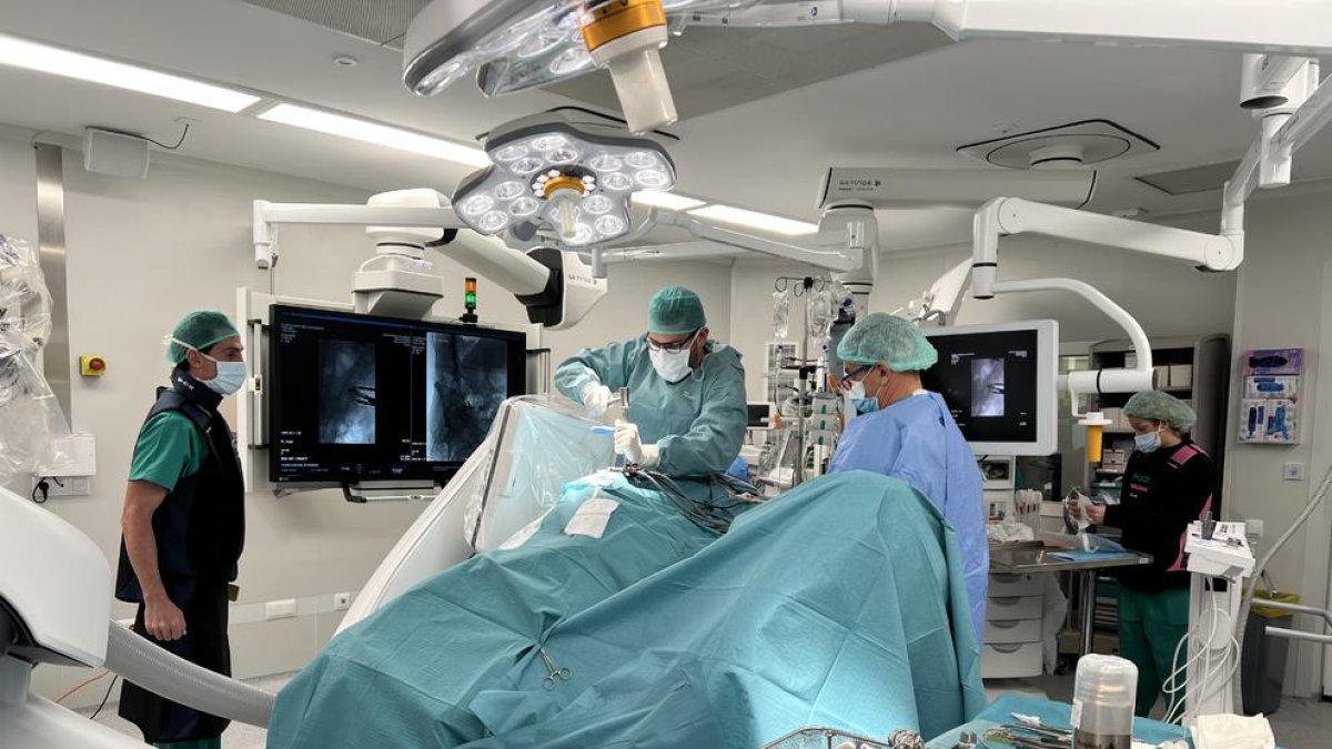 El Joan XXIII engega l'abordatge lateral per col·locar pròtesis discals a la columna vertebral