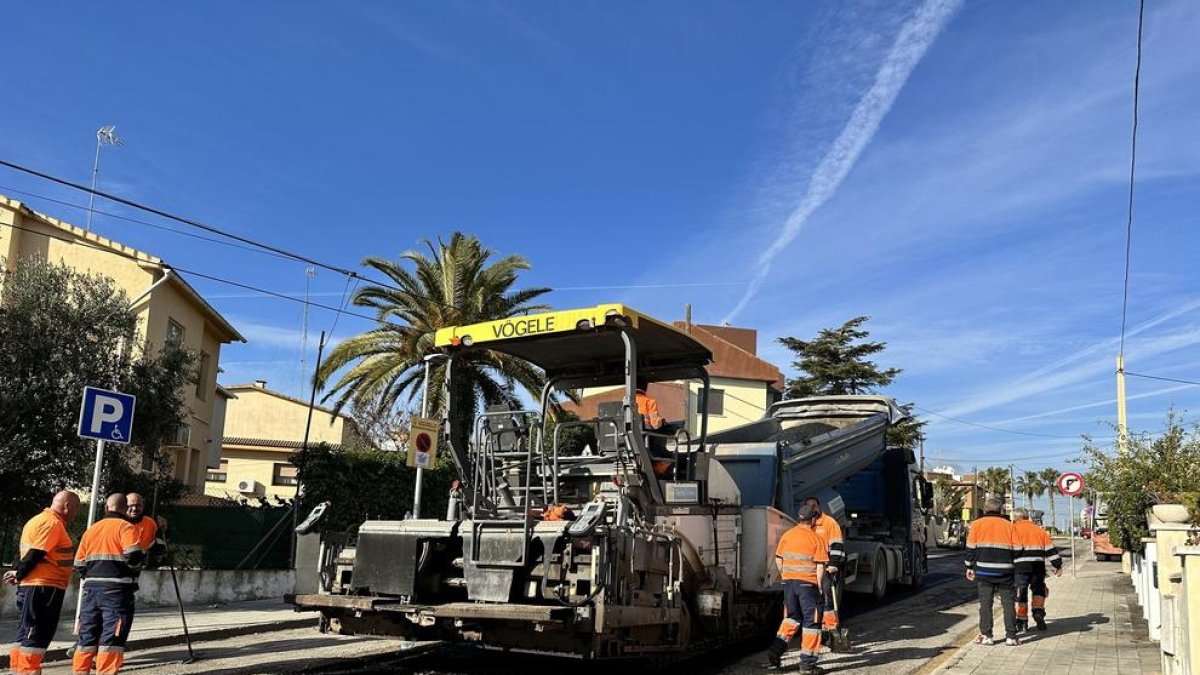 Torredembarra inicia les obres d'asfaltat de vuit carrers del municipi