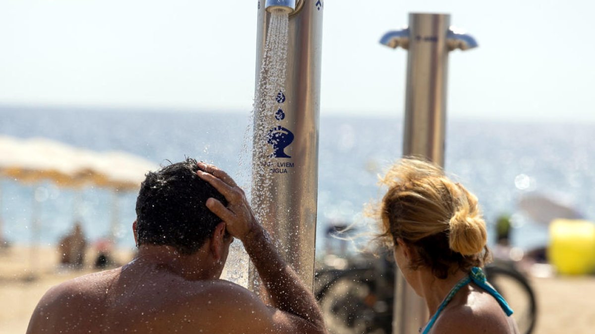 Barcelona abre la temporada de baño al mar con sólo una ducha por playa debido la sequía
