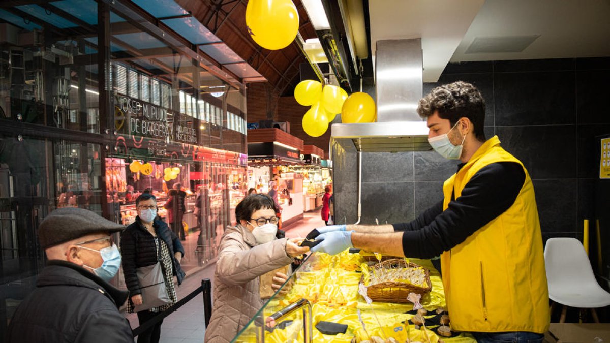La tradicional botifarra d'ou, protagonista del Dijous Gras als Mercats de Tarragona