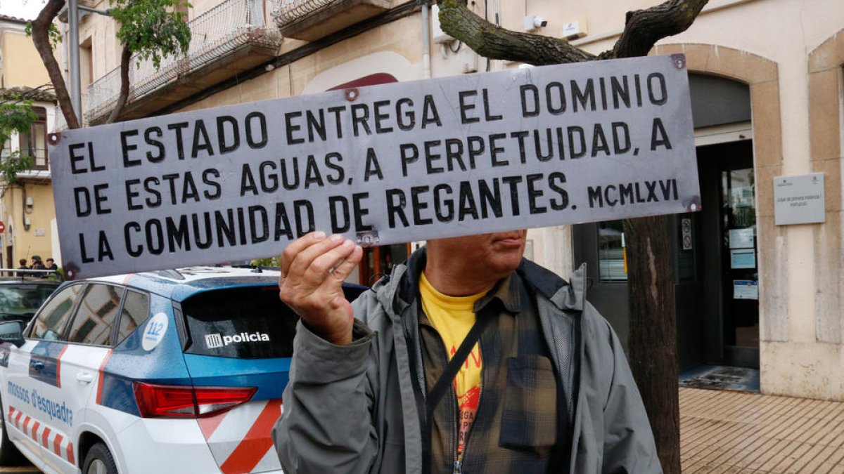 Citen un tercer activista de Riu Siurana pel suposat robatori d'una placa franquista