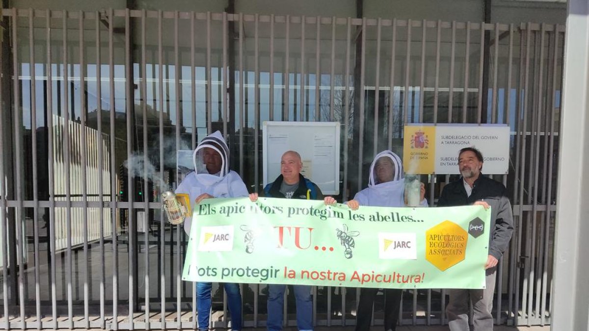JARC pide en la subdelegación del Gobierno en Tarragona un plan para salvar la apicultura