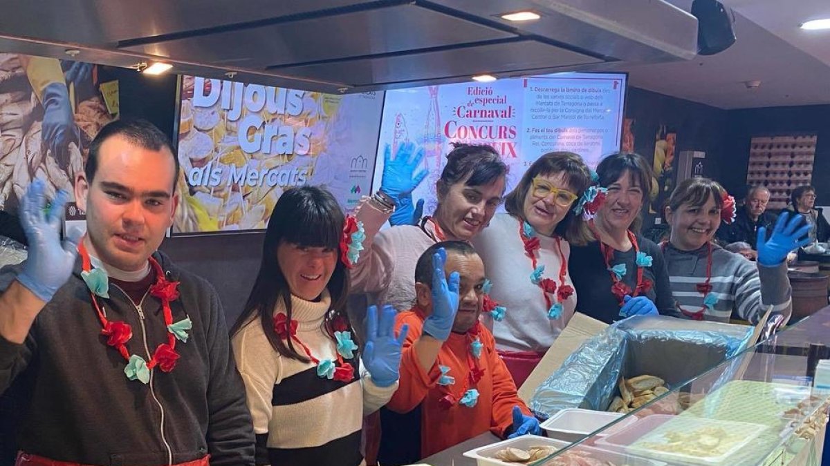 La Fundación Estela reparte la tradicional butifarra de huevo en el Mercado de Tarragona