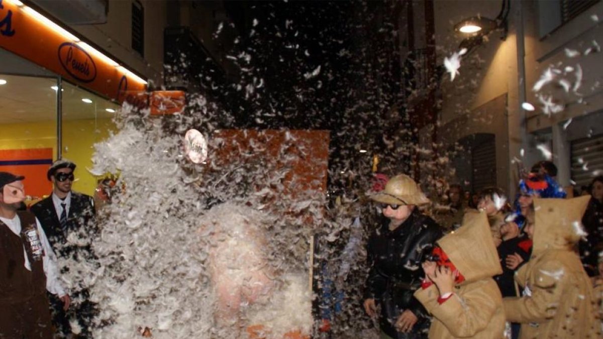 La Unió Anelles de la Flama, molesta porque el Ayuntamiento quiere cobrarles la limpieza viaria del carnaval