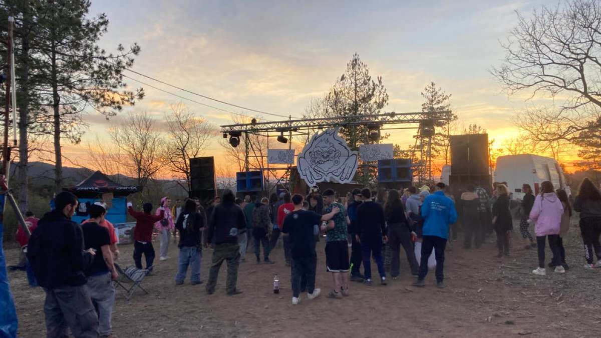 La 'rave' de Muntanyola continua i els Mossos controlen els accessos