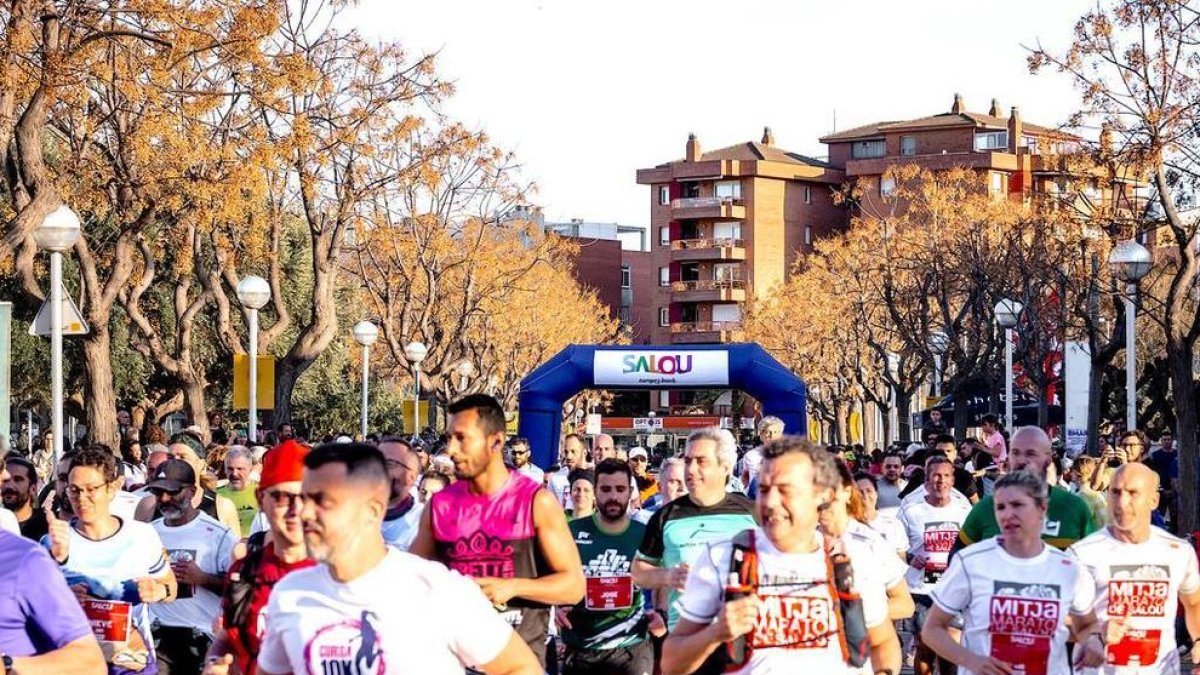 Mig miler de runners disputen la Mitja Marató de Salou 2023