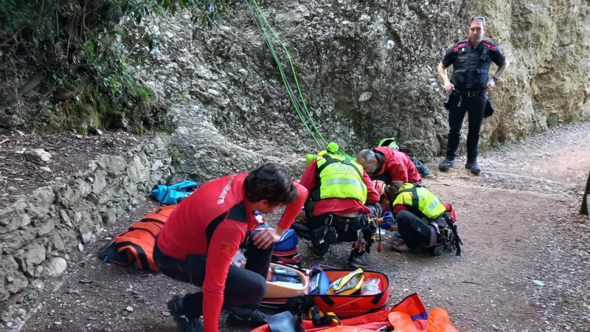 Un home, ferit de gravetat després de caure d'uns cinc metres al pantà de Susqueda