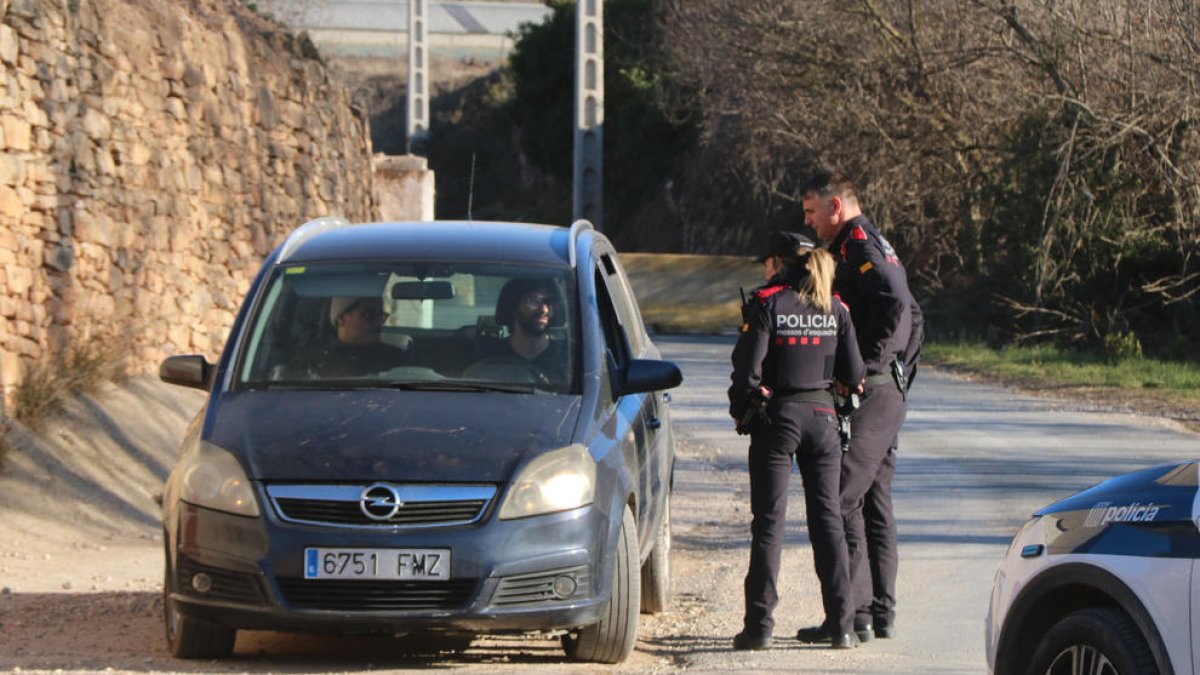 Una festa il·legal congrega centenars de persones en una zona boscosa de Sarral