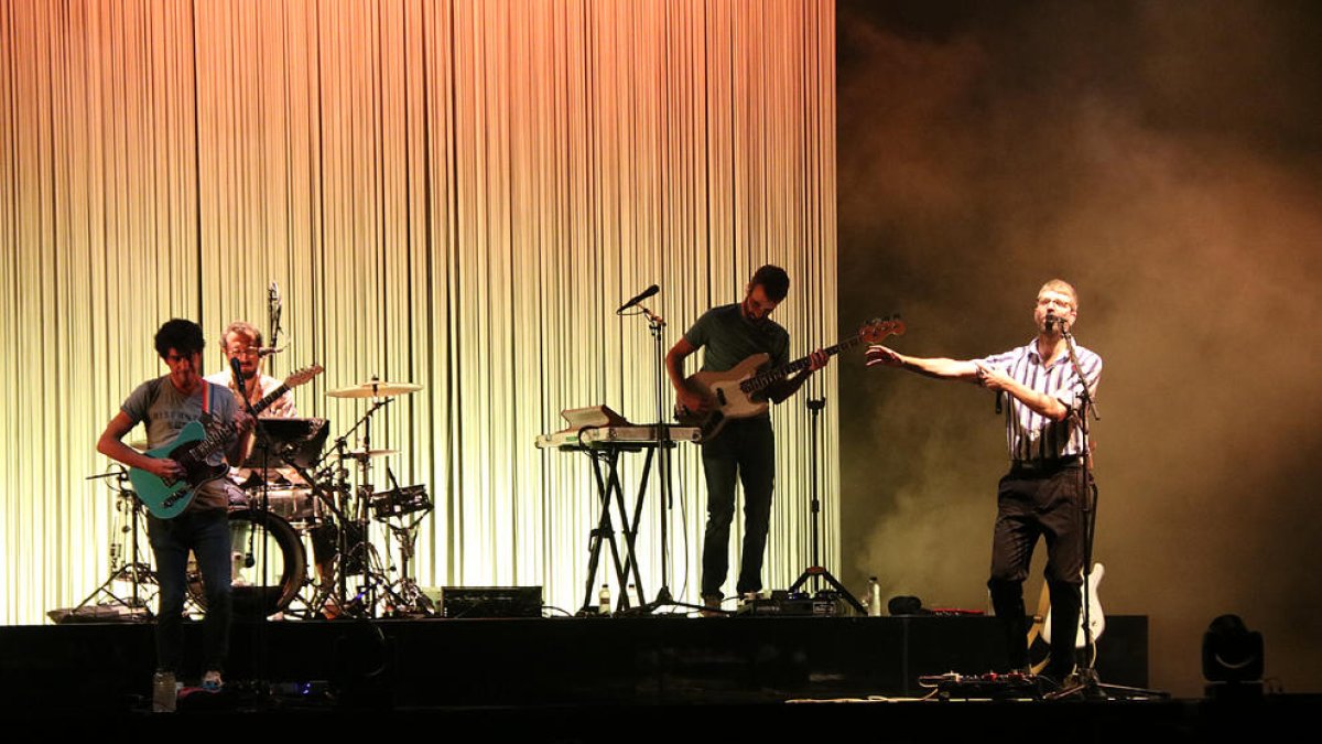 Manel baja de los escenarios y se detienen indefinidamente