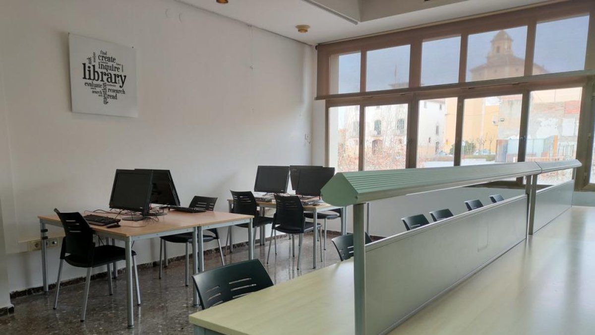 Interior de la Biblioteca Montoliu.