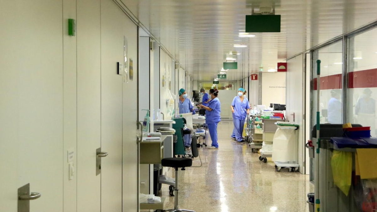 Una anciana de 85 anys dorm al passadís d'un hospital per estar prop del seu fill ingressat