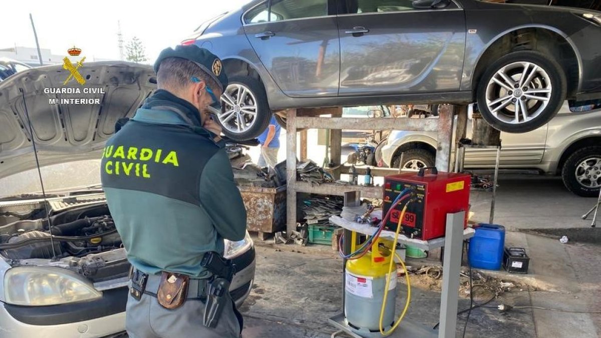 Investigan un desguace de Amposta por emitir 10.000 toneladas de CO2 al medio ambiente