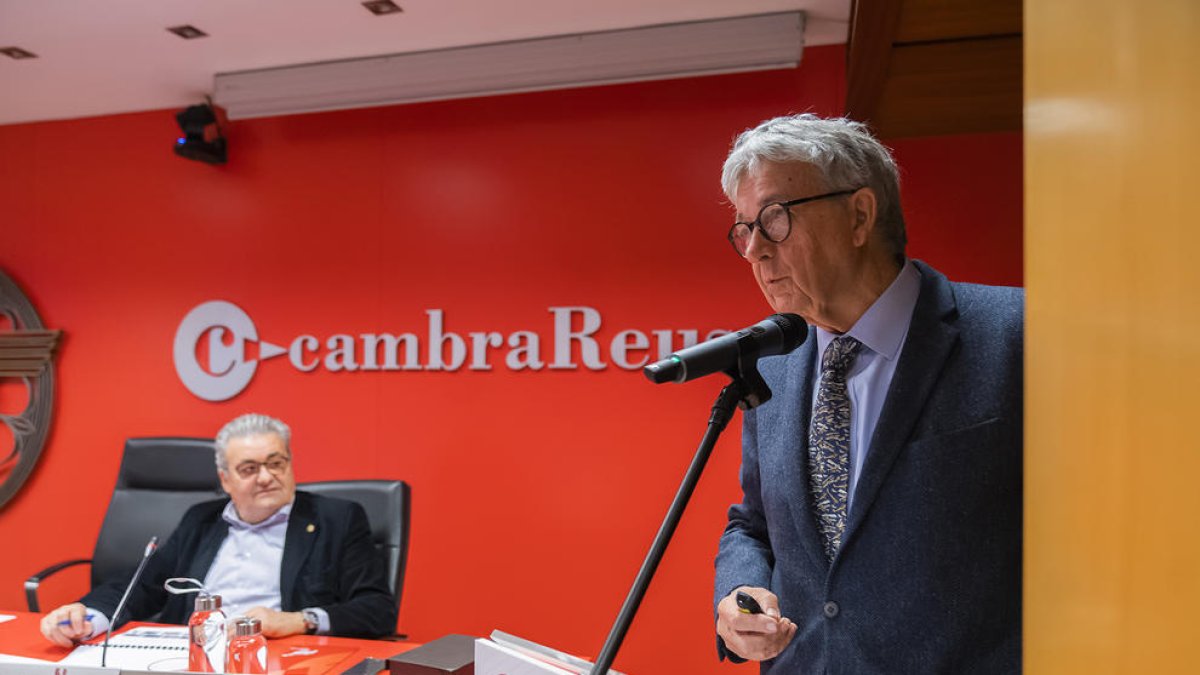 «Desviemos el tráfico continental del Prat a los aeropuertos de Reus y Girona»