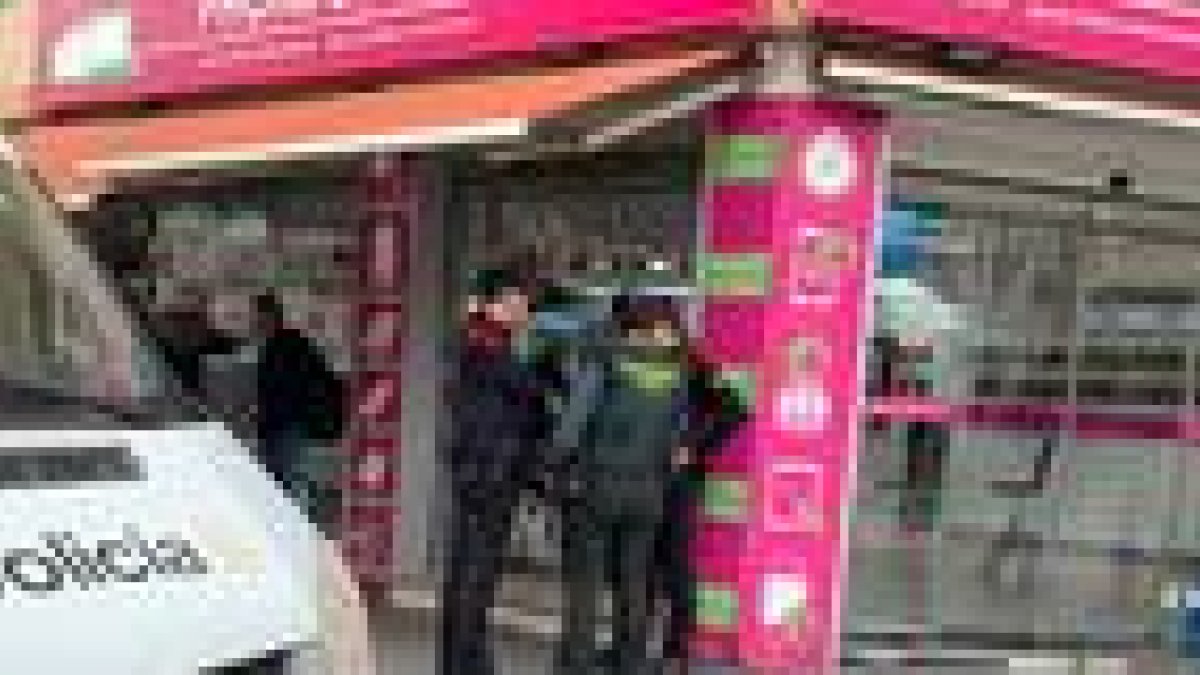 Un operatiu policial conjunt inspecciona set botigues de telefonia i locutoris a Reus
