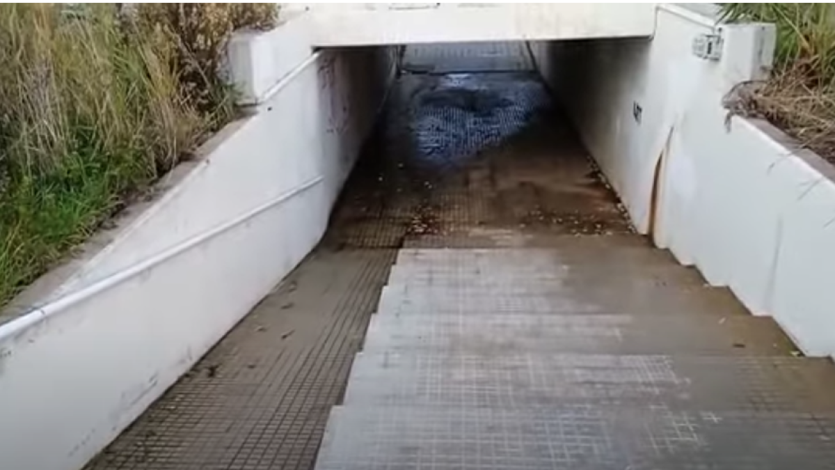 Denuncian unos vertidos de agua causados por las obras de la comisaría de los Mossos en Torredembarra