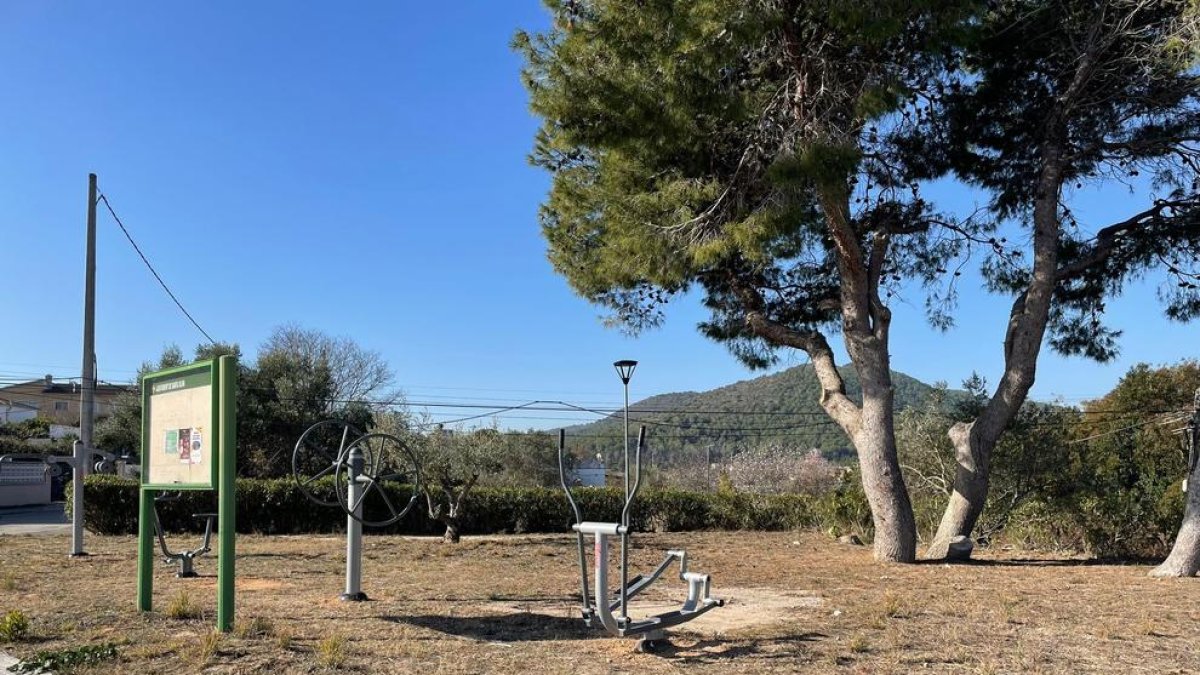 Santa Oliva instala un nuevo parque de salud en la Calle del Pi